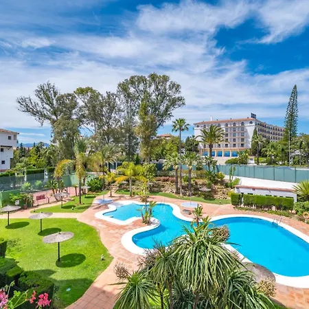 Modern - 2 Bedrooms, Beachside - Puerto Banus Apartment Marbella