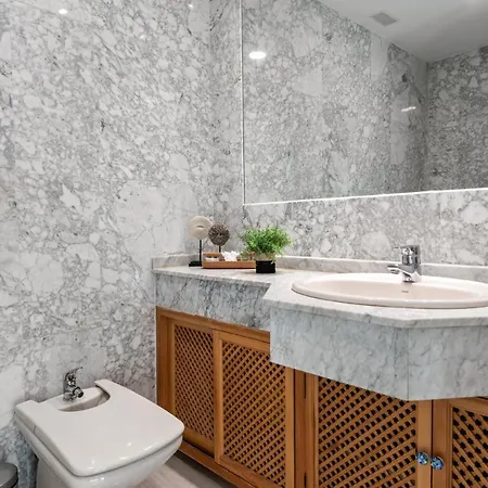 Modern - 2 Bedrooms, Beachside - Puerto Banus Apartment